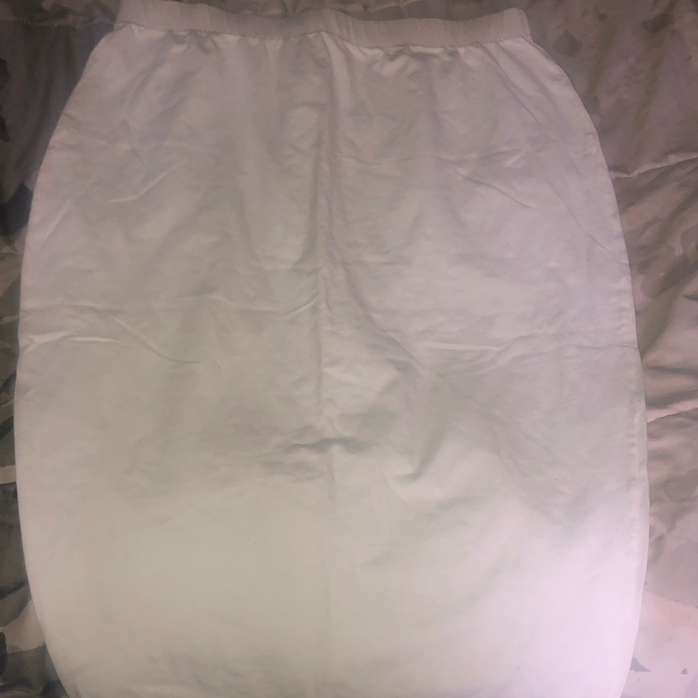 Very stylish white skirt!!